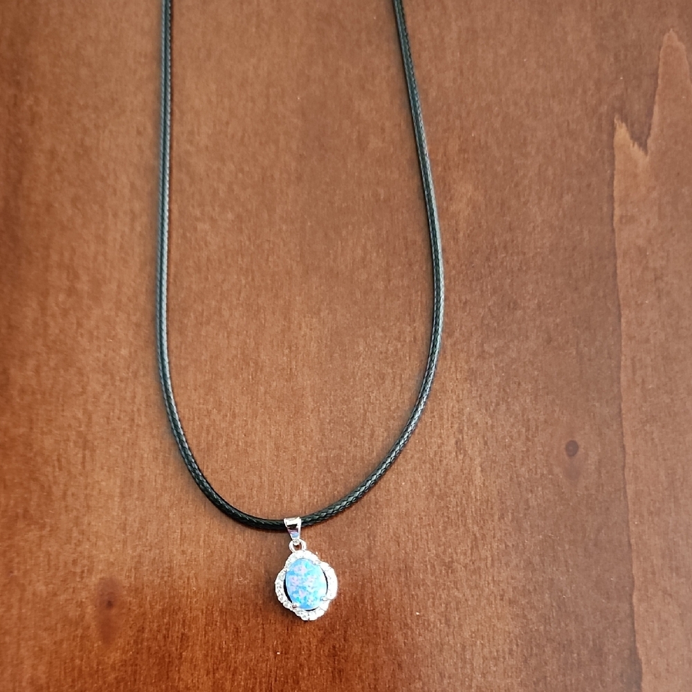 Elegant Silver and Blue Pendant Necklace - Picture 1 of 1